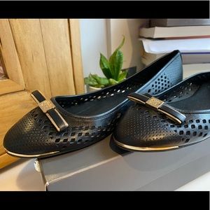 Black leather Vince Camuto flats